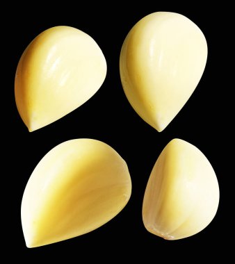 Soyulmuş bütün sarımsak eldivenleri kırpma yolu ile izole edilmiş, siyah arka planda gölge yok.