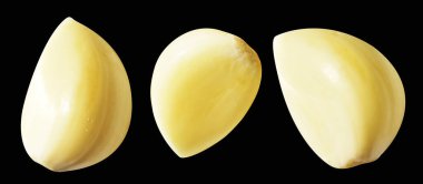 Soyulmuş bütün sarımsak eldivenleri kırpma yolu ile izole edilmiş, siyah arka planda gölge yok.