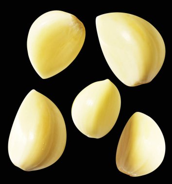 Soyulmuş bütün sarımsak eldivenleri kırpma yolu ile izole edilmiş, siyah arka planda gölge yok.