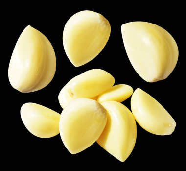 Soyulmuş bütün sarımsak eldivenleri kırpma yolu ile izole edilmiş, siyah arka planda gölge yok.