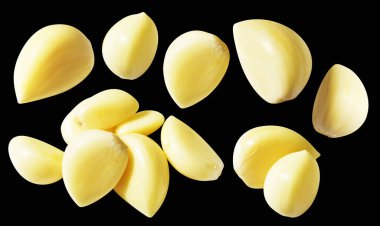 Soyulmuş bütün sarımsak eldivenleri kırpma yolu ile izole edilmiş, siyah arka planda gölge yok.