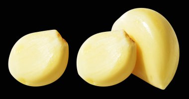 Soyulmuş bütün sarımsak eldivenleri kırpma yolu ile izole edilmiş, siyah arka planda gölge yok.