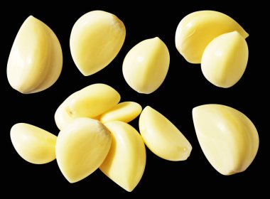 Soyulmuş bütün sarımsak eldivenleri kırpma yolu ile izole edilmiş, siyah arka planda gölge yok.