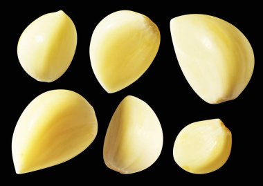 Soyulmuş bütün sarımsak eldivenleri kırpma yolu ile izole edilmiş, siyah arka planda gölge yok.