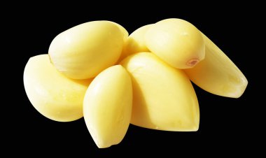 Soyulmuş bütün sarımsak eldivenleri kırpma yolu ile izole edilmiş, siyah arka planda gölge yok.