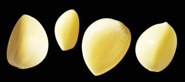 Soyulmuş bütün sarımsak eldivenleri kırpma yolu ile izole edilmiş, siyah arka planda gölge yok.