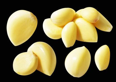 Soyulmuş bütün sarımsak eldivenleri kırpma yolu ile izole edilmiş, siyah arka planda gölge yok.