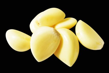 Soyulmuş bütün sarımsak eldivenleri kırpma yolu ile izole edilmiş, siyah arka planda gölge yok.