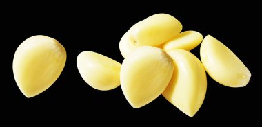 Soyulmuş bütün sarımsak eldivenleri kırpma yolu ile izole edilmiş, siyah arka planda gölge yok.