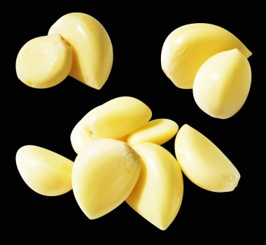 Soyulmuş bütün sarımsak eldivenleri kırpma yolu ile izole edilmiş, siyah arka planda gölge yok.