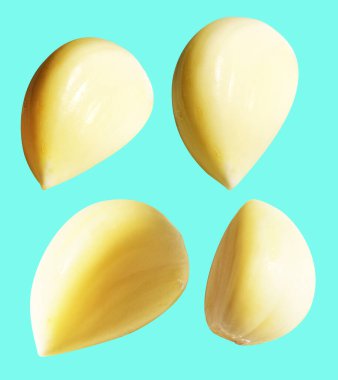 Taze soyulmuş sarımsak eldivenleri, kırpma yolu ile izole edilmiş, yeşil arka planda gölge yok.