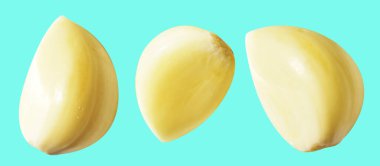 Taze soyulmuş sarımsak eldivenleri, kırpma yolu ile izole edilmiş, yeşil arka planda gölge yok.