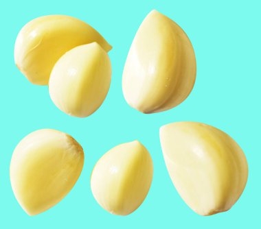 Taze soyulmuş sarımsak eldivenleri, kırpma yolu ile izole edilmiş, yeşil arka planda gölge yok.