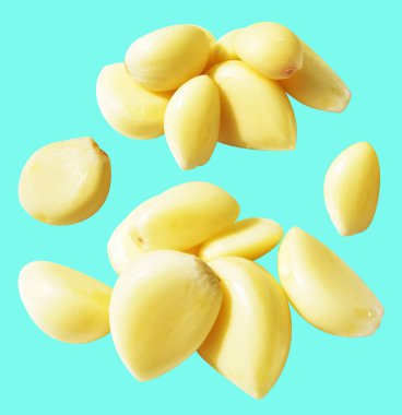 Taze soyulmuş sarımsak eldivenleri, kırpma yolu ile izole edilmiş, yeşil arka planda gölge yok.