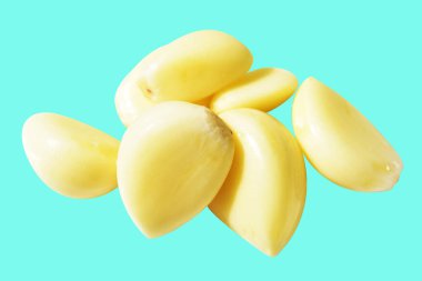 Taze soyulmuş sarımsak eldivenleri, kırpma yolu ile izole edilmiş, yeşil arka planda gölge yok.