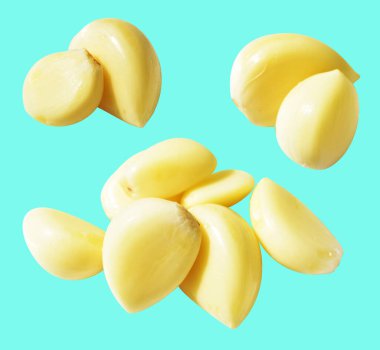 Taze soyulmuş sarımsak eldivenleri, kırpma yolu ile izole edilmiş, yeşil arka planda gölge yok.