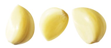 Taze soyulmuş sarımsak eldivenleri kırpma yolu ile izole edilmiş, beyaz arka planda gölge yok.