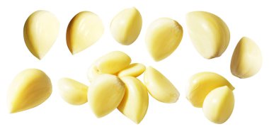 Taze soyulmuş sarımsak eldivenleri kırpma yolu ile izole edilmiş, beyaz arka planda gölge yok.