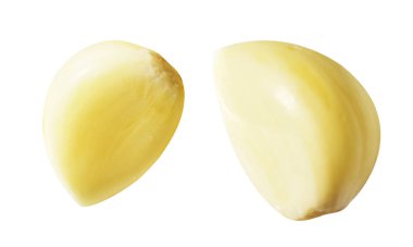 Taze soyulmuş sarımsak eldivenleri kırpma yolu ile izole edilmiş, beyaz arka planda gölge yok.