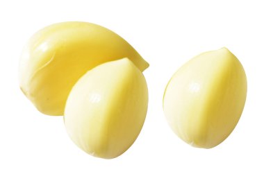 Taze soyulmuş sarımsak eldivenleri kırpma yolu ile izole edilmiş, beyaz arka planda gölge yok.