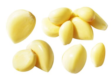 Taze soyulmuş sarımsak eldivenleri kırpma yolu ile izole edilmiş, beyaz arka planda gölge yok.