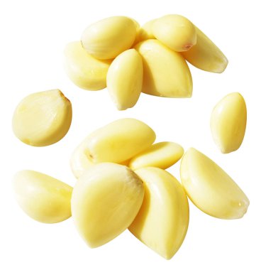 Taze soyulmuş sarımsak eldivenleri kırpma yolu ile izole edilmiş, beyaz arka planda gölge yok.