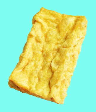 Kızarmış tofu, kırpma yolu ile izole edilmiş, yeşil arka planda gölge yok, Vietnam stili, soya fasulyesinden yapılmış vejetaryen ya da vejetaryen ve diyet.