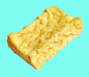 Kızarmış tofu, kırpma yolu ile izole edilmiş, yeşil arka planda gölge yok, Vietnam stili, soya fasulyesinden yapılmış vejetaryen ya da vejetaryen ve diyet.