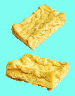 Kızarmış tofu, kırpma yolu ile izole edilmiş, yeşil arka planda gölge yok, Vietnam stili, soya fasulyesinden yapılmış vejetaryen ya da vejetaryen ve diyet.