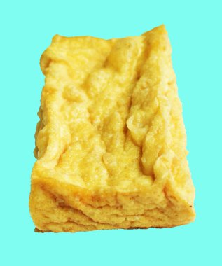 Kızarmış tofu, kırpma yolu ile izole edilmiş, yeşil arka planda gölge yok, Vietnam stili, soya fasulyesinden yapılmış vejetaryen ya da vejetaryen ve diyet.