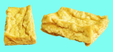 Kızarmış tofu, kırpma yolu ile izole edilmiş, yeşil arka planda gölge yok, Vietnam stili, soya fasulyesinden yapılmış vejetaryen ya da vejetaryen ve diyet.