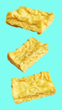 Kızarmış tofu, kırpma yolu ile izole edilmiş, yeşil arka planda gölge yok, Vietnam stili, soya fasulyesinden yapılmış vejetaryen ya da vejetaryen ve diyet.