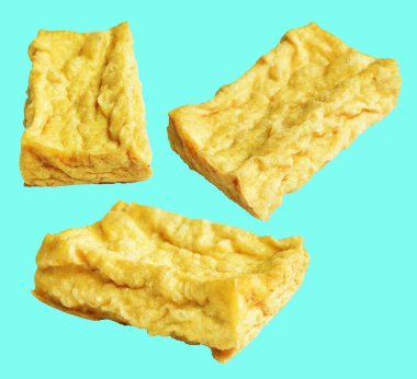 Kızarmış tofu, kırpma yolu ile izole edilmiş, yeşil arka planda gölge yok, Vietnam stili, soya fasulyesinden yapılmış vejetaryen ya da vejetaryen ve diyet.