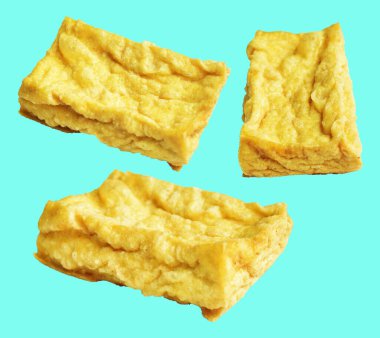 Kızarmış tofu, kırpma yolu ile izole edilmiş, yeşil arka planda gölge yok, Vietnam stili, soya fasulyesinden yapılmış vejetaryen ya da vejetaryen ve diyet.