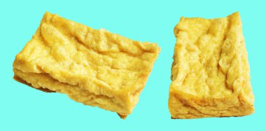 Kızarmış tofu, kırpma yolu ile izole edilmiş, yeşil arka planda gölge yok, Vietnam stili, soya fasulyesinden yapılmış vejetaryen ya da vejetaryen ve diyet.