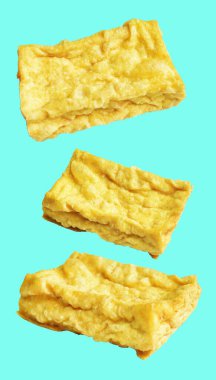 Kızarmış tofu, kırpma yolu ile izole edilmiş, yeşil arka planda gölge yok, Vietnam stili, soya fasulyesinden yapılmış vejetaryen ya da vejetaryen ve diyet.