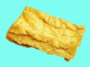 Kızarmış tofu, kırpma yolu ile izole edilmiş, yeşil arka planda gölge yok, Vietnam stili, soya fasulyesinden yapılmış vejetaryen ya da vejetaryen ve diyet.