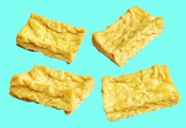 Kızarmış tofu, kırpma yolu ile izole edilmiş, yeşil arka planda gölge yok, Vietnam stili, soya fasulyesinden yapılmış vejetaryen ya da vejetaryen ve diyet.