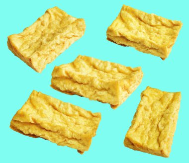 Kızarmış tofu, kırpma yolu ile izole edilmiş, yeşil arka planda gölge yok, Vietnam stili, soya fasulyesinden yapılmış vejetaryen ya da vejetaryen ve diyet.