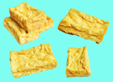 Kızarmış tofu, kırpma yolu ile izole edilmiş, yeşil arka planda gölge yok, Vietnam stili, soya fasulyesinden yapılmış vejetaryen ya da vejetaryen ve diyet.