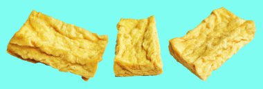 Kızarmış tofu, kırpma yolu ile izole edilmiş, yeşil arka planda gölge yok, Vietnam stili, soya fasulyesinden yapılmış vejetaryen ya da vejetaryen ve diyet.