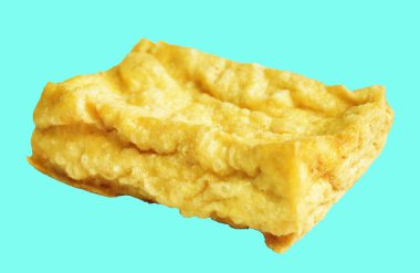 Kızarmış tofu, kırpma yolu ile izole edilmiş, yeşil arka planda gölge yok, Vietnam stili, soya fasulyesinden yapılmış vejetaryen ya da vejetaryen ve diyet.