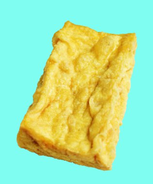 Kızarmış tofu, kırpma yolu ile izole edilmiş, yeşil arka planda gölge yok, Vietnam stili, soya fasulyesinden yapılmış vejetaryen ya da vejetaryen ve diyet.