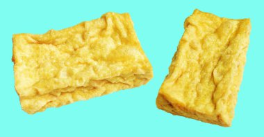 Kızarmış tofu, kırpma yolu ile izole edilmiş, yeşil arka planda gölge yok, Vietnam stili, soya fasulyesinden yapılmış vejetaryen ya da vejetaryen ve diyet.