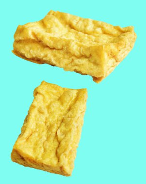 Kızarmış tofu, kırpma yolu ile izole edilmiş, yeşil arka planda gölge yok, Vietnam stili, soya fasulyesinden yapılmış vejetaryen ya da vejetaryen ve diyet.