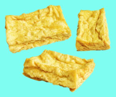 Kızarmış tofu, kırpma yolu ile izole edilmiş, yeşil arka planda gölge yok, Vietnam stili, soya fasulyesinden yapılmış vejetaryen ya da vejetaryen ve diyet.