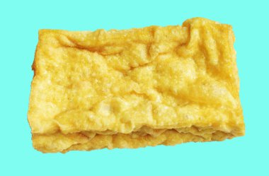 Kızarmış tofu, kırpma yolu ile izole edilmiş, yeşil arka planda gölge yok, Vietnam stili, soya fasulyesinden yapılmış vejetaryen ya da vejetaryen ve diyet.