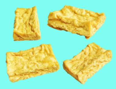 Kızarmış tofu, kırpma yolu ile izole edilmiş, yeşil arka planda gölge yok, Vietnam stili, soya fasulyesinden yapılmış vejetaryen ya da vejetaryen ve diyet.