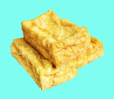 Kızarmış tofu, kırpma yolu ile izole edilmiş, yeşil arka planda gölge yok, Vietnam stili, soya fasulyesinden yapılmış vejetaryen ya da vejetaryen ve diyet.