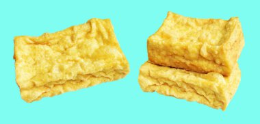 Kızarmış tofu, kırpma yolu ile izole edilmiş, yeşil arka planda gölge yok, Vietnam stili, soya fasulyesinden yapılmış vejetaryen ya da vejetaryen ve diyet.